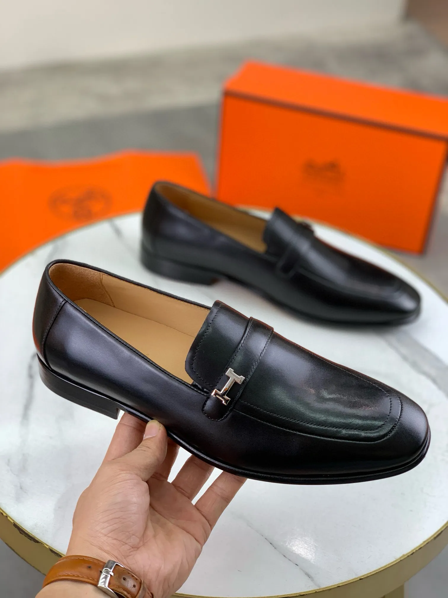 Factory price P960 💰Top version 💎💎💎 Original leather outsole Brand: Hermès (Hermès) Standard code: Men's size 39-44 (38, 45 can be customized) Grade: Same as the official website Original quality materials: Original soft calfskin Water-dyed cowhide lining Original Italian leather outsole Style categories: Men's fashion Formal casual leather shoes Slip-on men's shoes series Young fashion European and American trends, British style, colors: multiple options, counter packaging